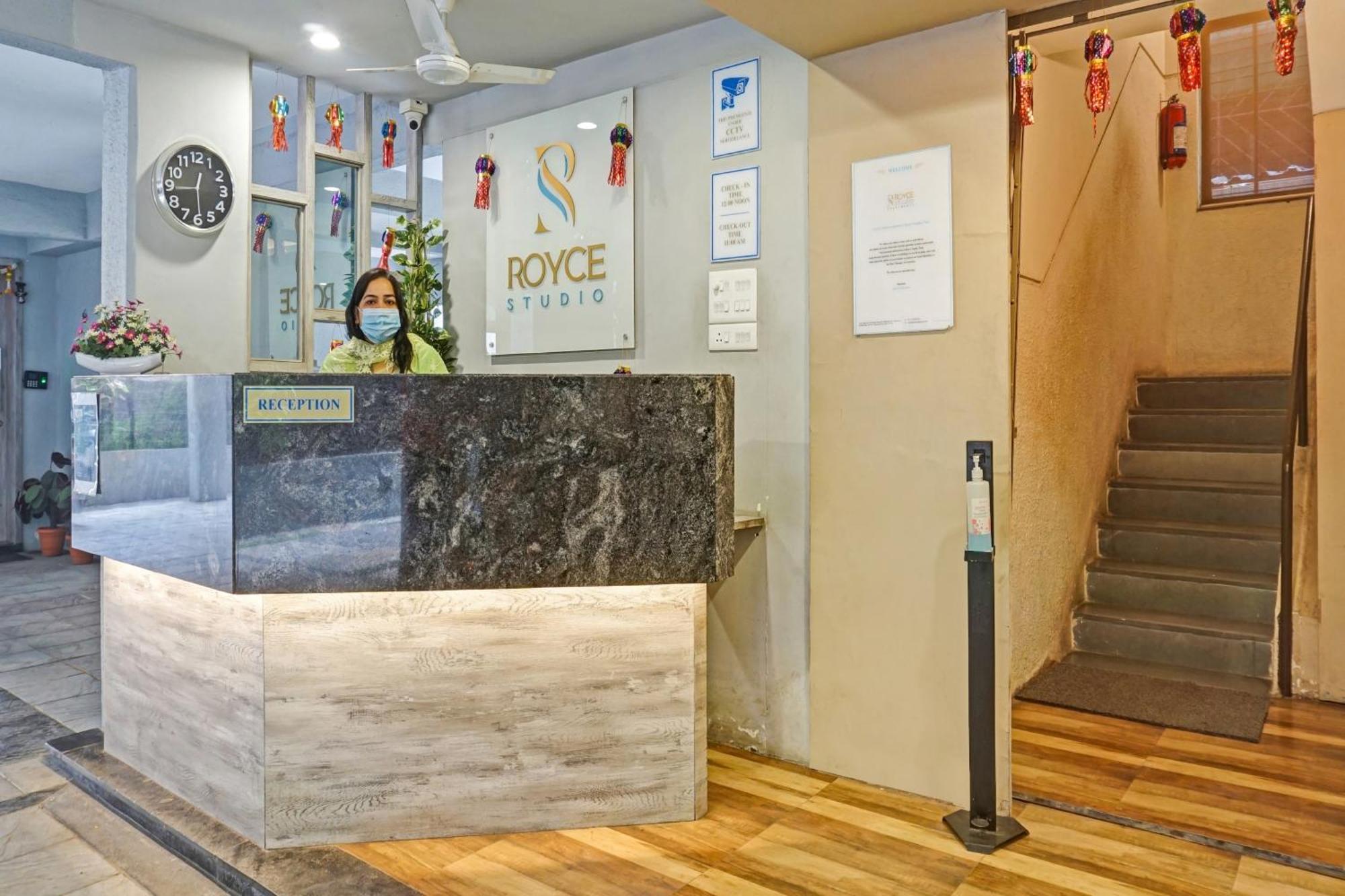 Collection O Royce Studios Near Pune Airport Luaran gambar