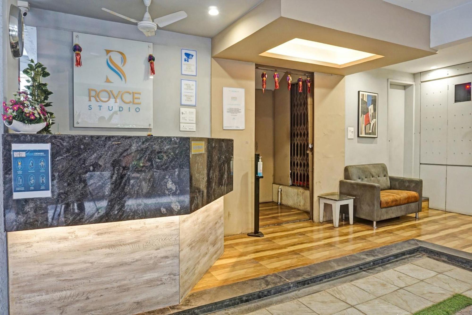 Collection O Royce Studios Near Pune Airport Luaran gambar